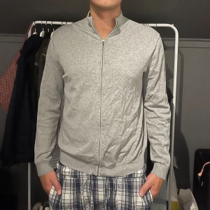 Zip tröja Mango - Säljer min helzipp från mango, skicka 9/10, säljer pga rensar min garderob