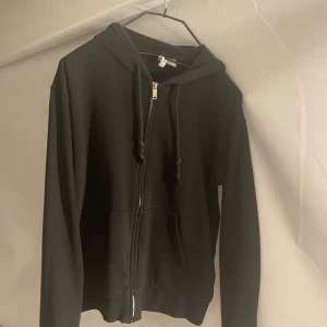 Zip hoodie -  Säljer min tröja som är i bra skick då han inte kommer till användning 
