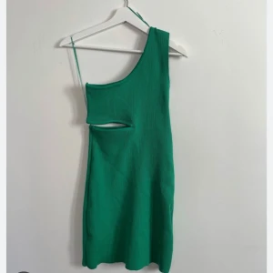 klänning  - klänning från pull&bear använd en gång💚