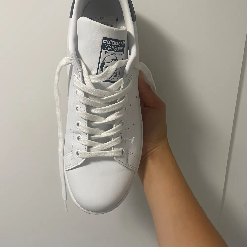 Säljer ett par Clean stan Smith skor då dem är för små. De är köpta i Frankrike för 1000 kr och har ingen låda. De är använda 3-4 gånger. Storlek 43 1/3 men sitter som 43. Skor.