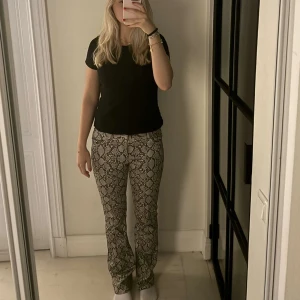 Mönstrade byxor - Såå otroligt coola ormbyxor från weekday i storlek 40. Väldigt bra skick!🩶