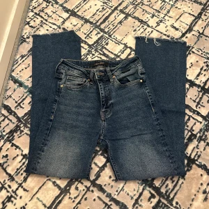 Jeans - Säljer denna fina jeansen. Har använt den max typ 4 gånger och den är utsvängda🎀✌🏻