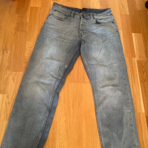 Washed Blue Jeans - Blåa jeans från Boohooman med en dragkedja vid benet. Pris går att diskutera🤍