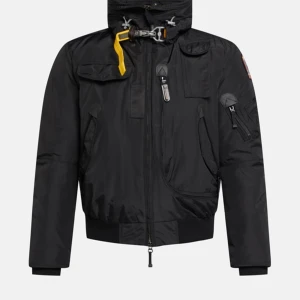 Parajumpers jacka ny pris 11000kr - Ny pris 11,000kr Oanvänd jacka i storlek L Kvittot medföljer  Möte eller leverans kan ordnas 