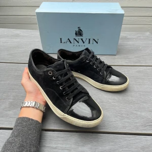 Lanvins  - Hej😊 säljer nu ett par snygga lanvins! Storlek 44/45! Lanvinsen är väldigt mörkblå och ser nästan svarta ut.✅ Skick 7/10! Hör av dig vid några frågor😁