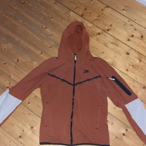 Orange Nike Tech Fleece - Orange/Beigevit Nike Tech Fleece. Färgen är som andra bilden, första har dåligt ljus. Den är koppar / orange. Storlek S i Nike tech, passar M eftersom Nike Techs är större. Pris är inte hugget i sten, kan definitivt gå ner!