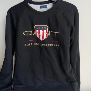 Gant Sweatshirt  - Svart gant sweatshirt i bra skick. Storlek 170