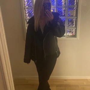 Skinnjacka - Svinsnygg skinnjacka med flis! Nästan oanvänd, skön till hösten och vintern!  Storlek S