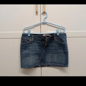 Lågmidjad jeanskjol - Sååå fin lågmidjad jeanskjol men passar ej:( Aldrig använd❤️ Strl 40!🫶