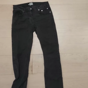 Mörkgrå Jeans - Svarta Jeans / Mörkgråa. Lager 157 Jeans W31, L32. Slim fit. Perfekt skick. Pris kan diskuteras. Köpta på lager 157 för 300kr 