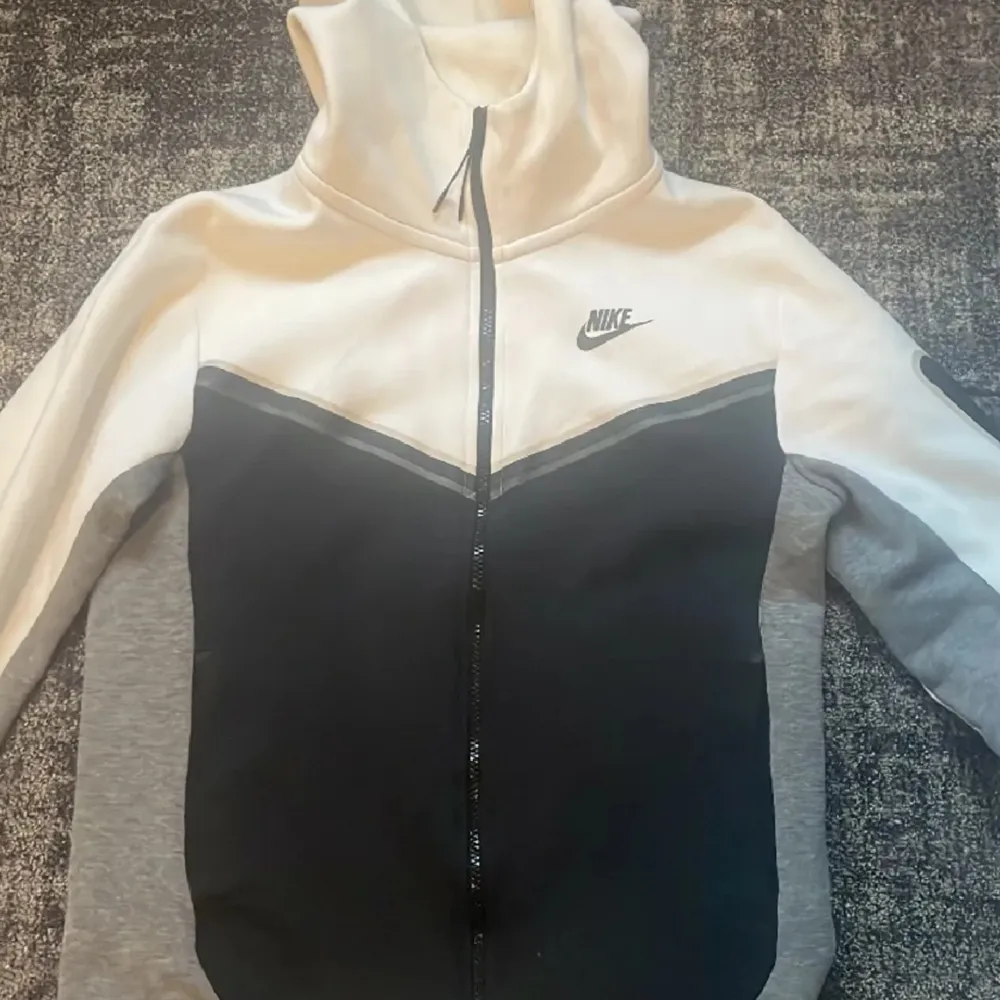 Nike tech fleece hoodie, bra skick storlek XS. Passar som S eftersom nike tech är lite större. Pris kan absolut diskuteras, inte hugget i sten!  . Hoodies.