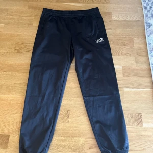 EA7 byxor - Köpta igår på ni Göteborg, köpte en hel EA7 dress där man fick med både tröja och byxor. Vill bara ha tröjan så gör ett tappert försök till att sälja byxorna. Hela dressen kostar 2250. Säljer byxorna för endast 699kr