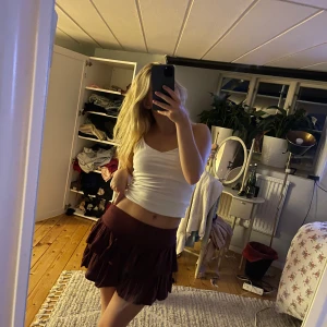 kort volangkjol - Säljer denna korta vinröda volangkjol från Pullandbear, köpte den för 3 dagar sen ish men fick med mig fel storlek hem så därav säljer jag den!💗Storlek S och aldrig använd! 