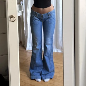 Lågmidjade bootcut jeans - Passar mig som är 1.72 och vanligtvis bär S/36.  Midjemått: 80 Innerbenslängd: 84 (Första bilderna lånade av förra säljaren som är 1.65)