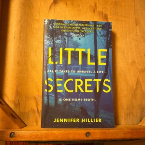 Little Secrets bok - Boken Little Secrets av Jennifer Hillier, på engelska. Läst en gång, i bra skick! ☀️