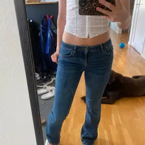 Säljer dessa mörkblåa jeans från Zara i storlek 36💕pris kan diskuteras vid snabb affär!