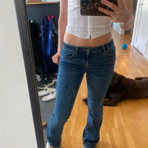 Lågmidjade jeans - Säljer dessa mörkblåa jeans från Zara i storlek 36💕pris kan diskuteras vid snabb affär!