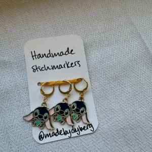 Maskmarkörer  - Handgjorda maskmarkörer. Fungerar både till stickning och virkning. Set om 3.