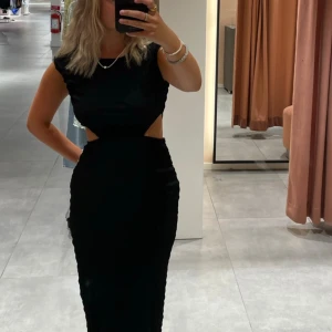 Klänning - Gina klänning som bara är använd 2 gånger! Köpte den förra sommaren så den är som ny!! Storlek S🖤