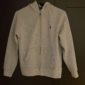 Skitsnygg grå hoodie från polo ralph lauren. Sparsamt använd och därmed skick 9-10/10  Det är L på barnstolen alltså typ xxs i vuxen.  Köpt för 1450 kronor Inge og följer med pga köpt för länge sedan men kan lova att den är äkta🙏 