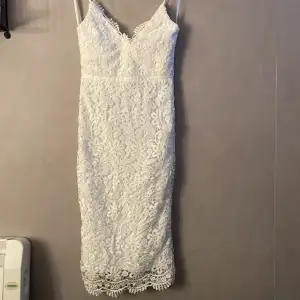 Säljer denna fina vita klänning från NLYONE i storlek 34. Klännigen är helt ny och lappen finns kvar. Klänningen går över knäna🤍