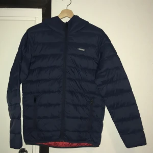 Jack&Jones jacka  - Köpte den här jackan på Zalando i höstas och har andvänt den fåtal gånger, fint skick och super bekväm och varm jacka! Sitter som S