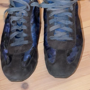 Phillip model skor! - Tjenare, säljer just nu dessa sjukt snygga Phillip model skor. Modellen på skorna är rockrunner. Nypris på skorna ligger på ungefär 2300-3000kr, mitt pris 1300, priset är inte hugget i Sten ✅