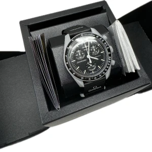 Omega x Swatch Moonswatch - st Helt nya Moonswatch Mission To The Moon. Köpta i Zürich på de olika swatch butikerna där. Kvitto finns. Pris: 3899kr men kan diskuteras vid snabb affär.  !!Först till kvarn!! 