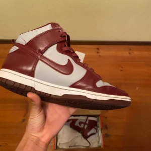 Nike retro dunks  - Bra skick köpte de men har knappt använts nypris runt 1300  Storlek 42