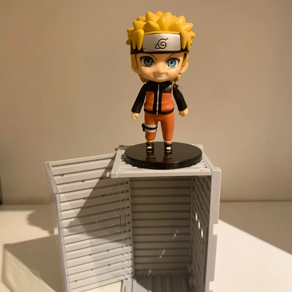 Naruto action figure.displayboxen ingår.färg alternativ för displayboxen är svart och grå.skriv gärna privat om fler bilder önskas eller om det är något du undrar. Accessoarer.