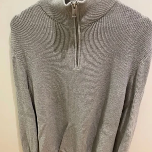 Halfzip tröja  - Vi säljer denna riktigt snygga Halfzip tröja då den inte längre används, inga defekter, bara att kontakta vid funderingar 😃🤝