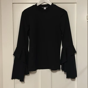 Tröja - Fin tröja med volanger på ärmarna. Väldigt gott skick💕