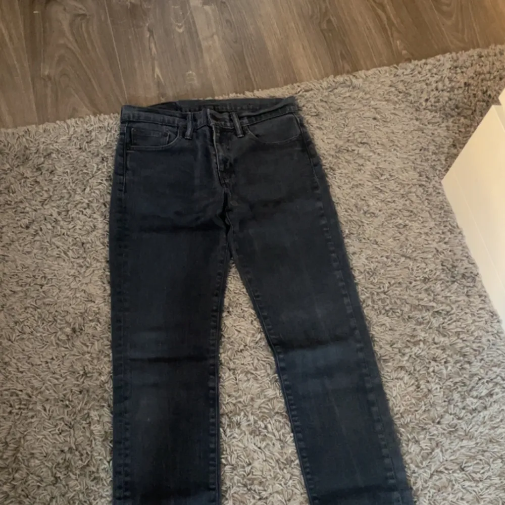 Gråa Levis jeans, äkta. De är lågmidjade. De är använda men de syns ej! Sitter väldigt fint och har en bra passform!🩷. Jeans & Byxor.