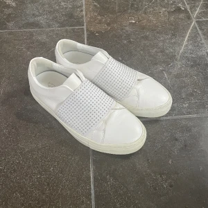 Vita skor - Unika skor med silvrig detalj. Bra skick då de knappt är använda 🤍