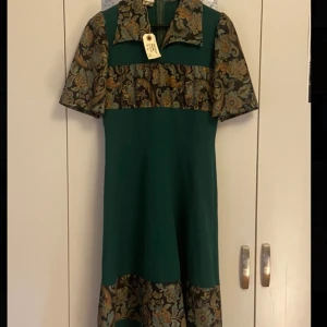 Vintage/Retro klänning <3 - Köpt på Lottas secondhand, aldrig använt ! 60/70-tal danskt märke Bloch Design 🌾 Storlek:40/L Längd:108cm