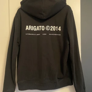 Arigato Hoodie - Säljer min hoodie då den inte kommer till användning långre. Det är storlek S herr så den sitter lite oversized på mig som brukar ha S. 