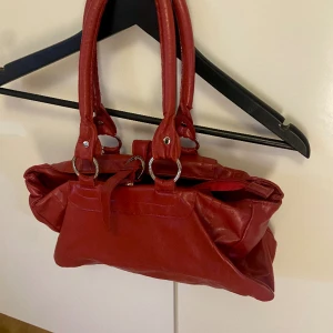Röd handväska <3 - snygg röd handväska ! (Lite sliten, se andra bilden) 20x40cm