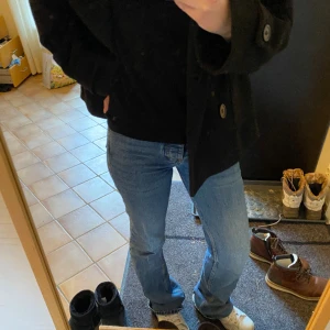 Boot flare jeans - Säljer mina fina bootcut jeans från bikbok! Jeans storleken är Waist 24, Length 32. Passar 32/34 eller Xs/S. De är lite långa för mig som är 160 cm, så det är lite slitage längst ner på jeansen. Det är även lite slitage bredvid en av fickorna (bild) 