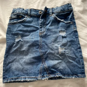 Jeanskjol🤍 - Supersöt jeanskjol från lager 157😋 perfekt till denna sommar! Köööppppp🌺 väldigt fin blå, justerbar i midjan❤️