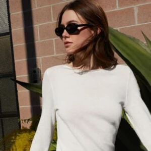 brandy melville tröja - säljer denna trendiga tunnstickade långärmade tröjan från brandy melville köpt på pacsun! i nytt skick, nypris är 405 kr :) köparen står för frakten! 