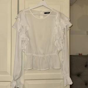 Vit blus  - Vit blus ifrån bikbok med volanger  ✨Aldrig använd ✨