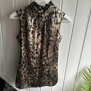 Topp - Satintopp med dragkedja på baksidan 