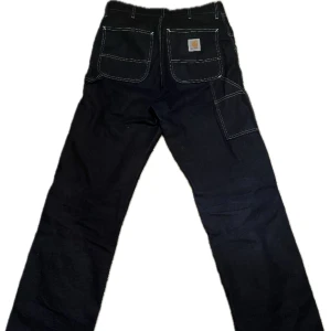 Carhartt Single Knee  - Carhartt Single Knee Pant. Samma färg och modell som på de sista två bilderna. Väldigt bra skick med lite slitningar längst ner på benen. Desto mer de används desto snyggare blir de enligt mig!  W33 L34