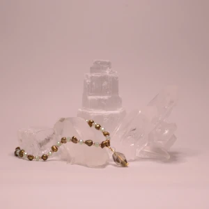 Armband handgjort, sötvattenspärlor  - Armband med sötvattens pärlor och glaspärlor, elastisk.