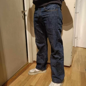 Levis 569 Straight/Loose - Säljer ett par mörkblå Levi's. Funkar till 33/32 också. Jag köpte dem begagnade men har knappt använt dem. Skicket är bra men de är absolut använda, men helt utan hål, lagningar eller större slitning i grenen osv. 