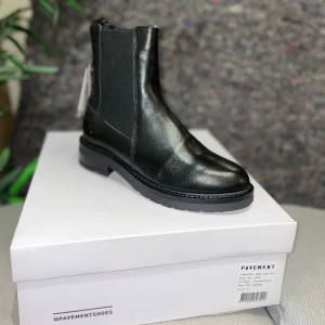 Nya Pavement Chelsea Boots - Jemma Long Wool The elastics on the side add comfort and a slim fit look to the shoe. - Heel hight: 3,5 cm - Lining: 100% wool - Outer sole: Rubber - Inner sole: Leather - True to size