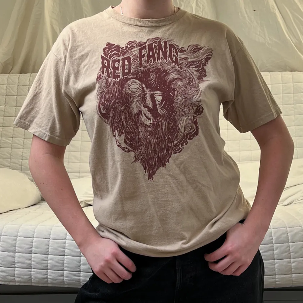 En beige t-shirt med Red Fang-tryck i storlek M❤️. T-shirts.