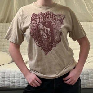 Red Fang t-shirt  - En beige t-shirt med Red Fang-tryck i storlek M❤️