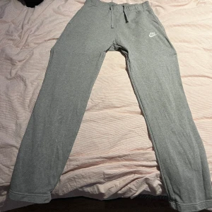 NIKE MJUKISBYXOR (straight leg) - Tvärsnygga mjukisbyxor ifrån Nike, straight leg på dessa. Använd måttligt men inga synliga flaws. Storlek: S