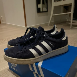 Adidas akor - Jag säljer nu mina addidas campus skor, dem är i väldigt bra skick och inte använda många gånger. Ja säljer dem pga av att ja inte använder dem.  Köparen står för frakten.